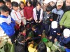 Học sinh Phú Thạnh thích thú tự tay gói bánh chưng ngày Tết